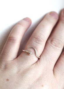 Apollo-open-ended-silver-ring-minimalistic-style-Marie-Beatrice-Gade-closeup