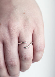 Artemis-open-ended-silver-ring-in-recycled-silver-by-Marie-Beatrice-Gade-on-hand-closeup