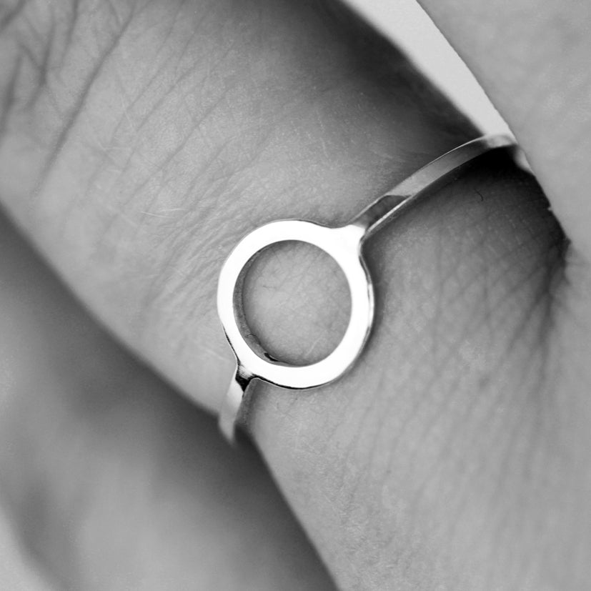 Continuum-silver-circle-ring-by-Marie-Beatrice-Gade-made-from-recycled-925-silver-on-models-hand