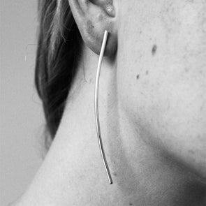 Curve-long-silver-earrings-by-Marie-Beatrice-Gade-on-model