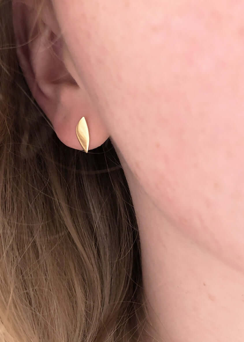    Eve-gold-leaf-earring-in-recycled-gold-on-model-by-Marie-Beatrice-Gade