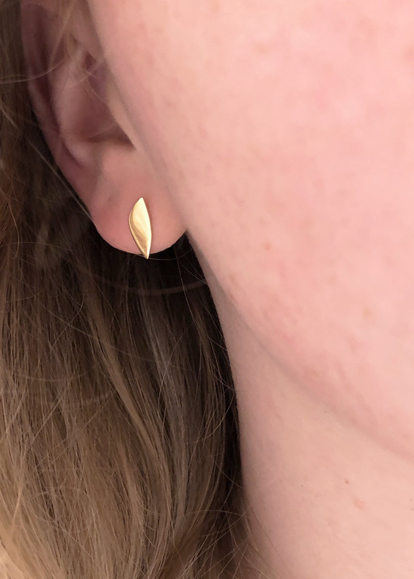    Eve-gold-leaf-earring-in-recycled-gold-on-model-by-Marie-Beatrice-Gade