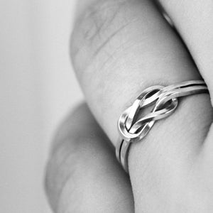 Evighet-silver-eternity-ring-on-models-hand-by-Marie-Beatrice-Gade
