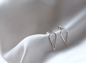 Filippa-Arrow-earrings-inverted-drop-shaped-by-eco-jeweller-Marie-Beatrice-Gade-flatlay