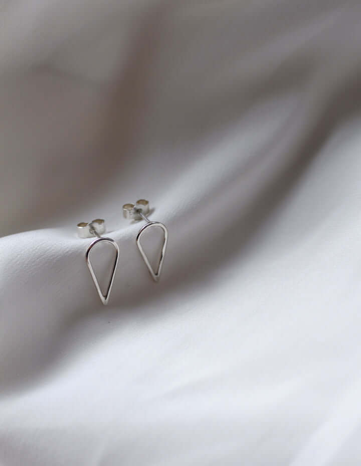 Filippa-Arrow-stud-earrings-in-silver-by-Marie-Beatrice-Gade-flatlay
