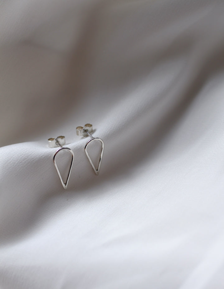 Filippa-Arrow-stud-earrings-in-silver-by-Marie-Beatrice-Gade-flatlay