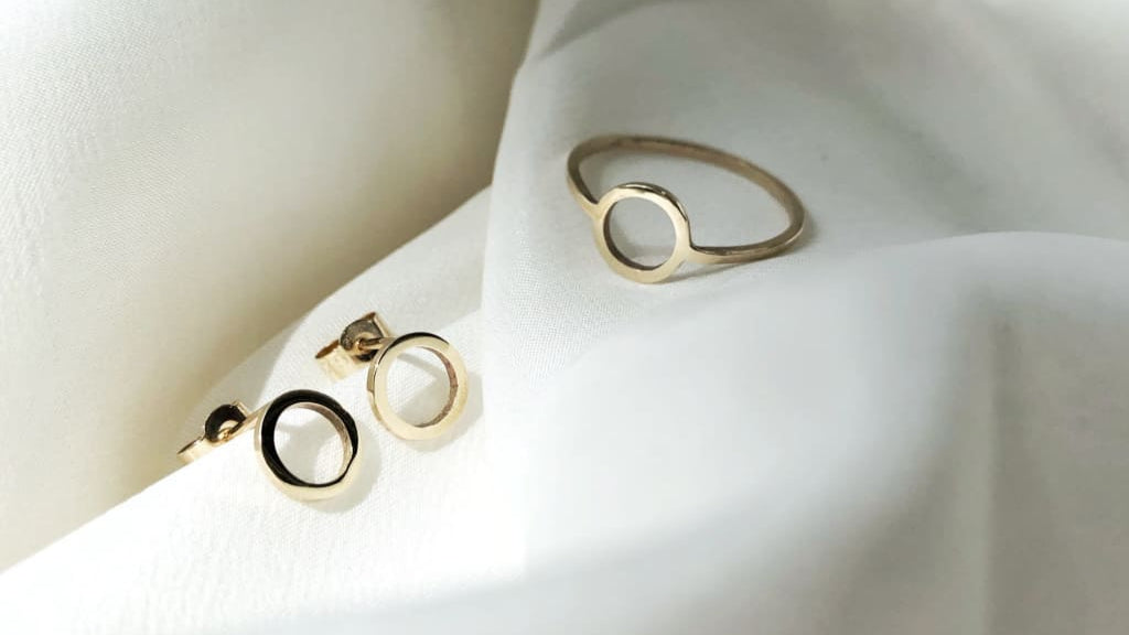 Continuum-9K-gold-circle-jewellery-set-on-white-background-by-Marie-Gade