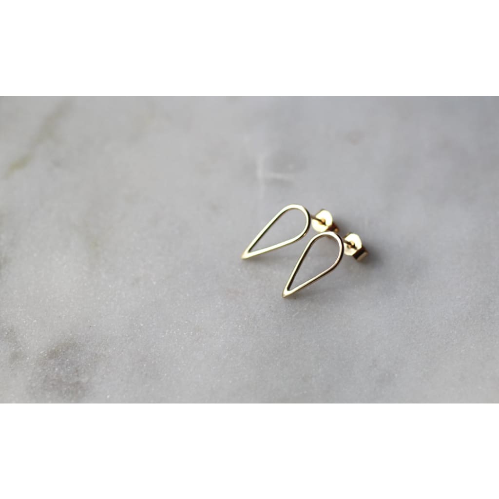 Filippa Arrow in 9 ct recycled gold by eco jeweller M of Copenahgen on marble