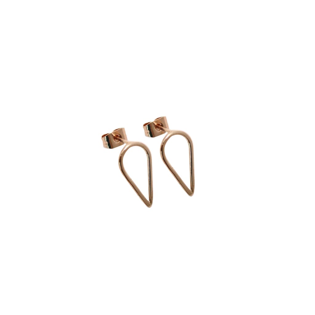 Teardrop shaped Filippa arrow earrings in recycled 9 ct red gold by M of Copenhagen