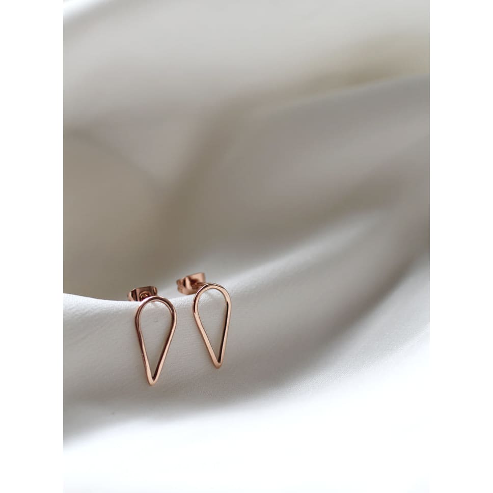 Filippa Arrow earrings in  9ct recycled red gold on white silk by M of Copenhagen